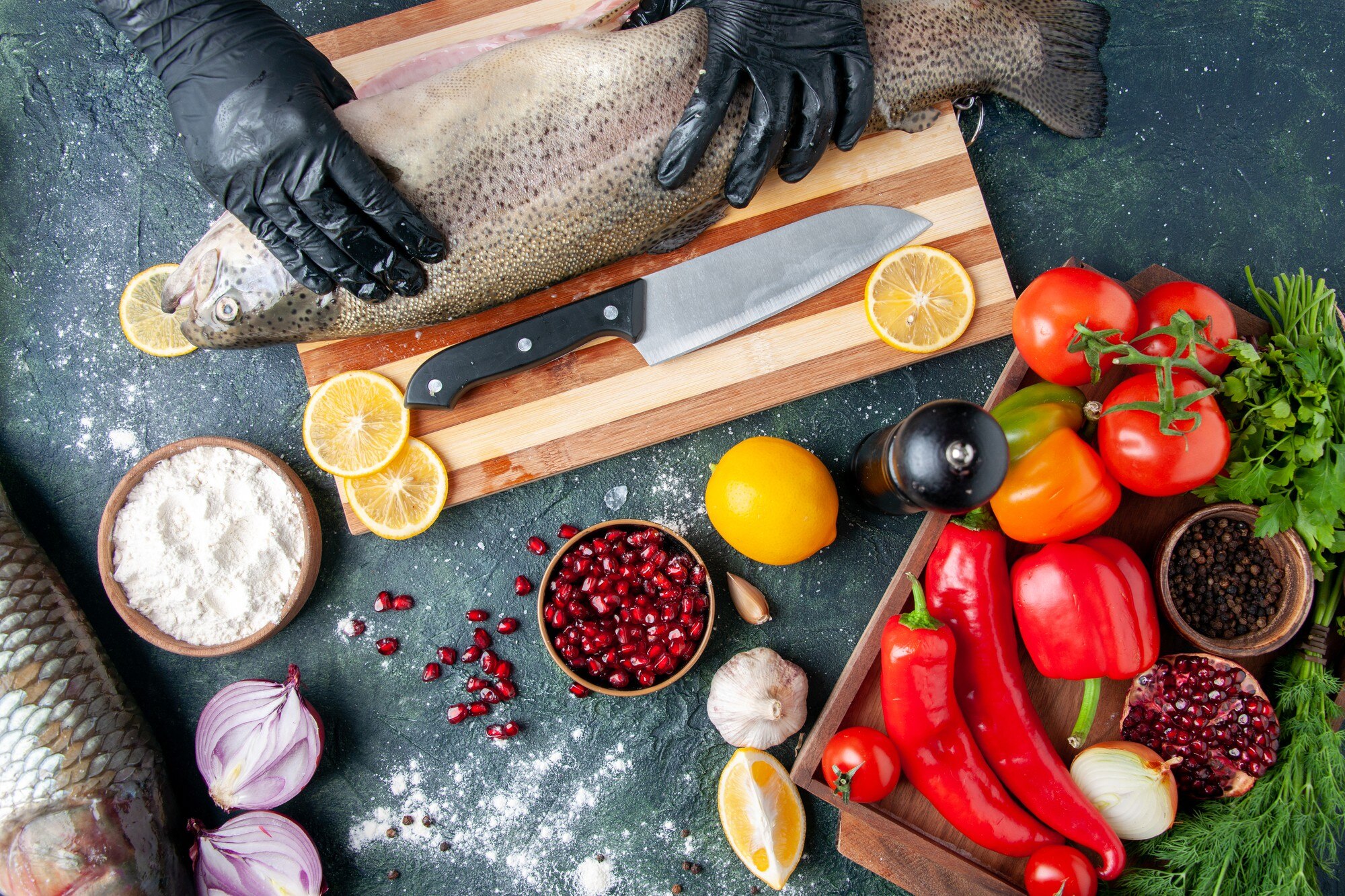 Beragam makanan segar bergizi — sayuran, ikan, kacang-kacangan, dan buah-buahan untuk mendukung kesehatan sendi